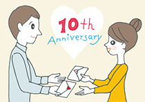 手紙を贈り合う結婚10周年の夫婦