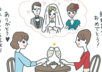 カフェのテーブルで乾杯する女性二人。結婚式の様子を思い出しながら「結婚記念日おめでとう」「ありがとう。あれからもう5年よ」などと話している。