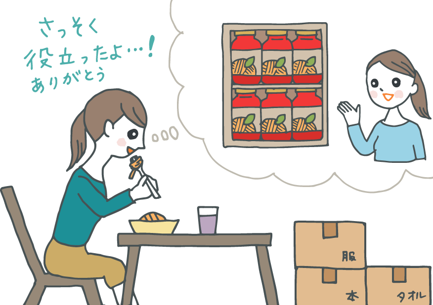 イラスト：まだ開けていないダンボールがいくつか残る部屋で、「さっそく役立ったよ！ありがとう」と引越し祝いのパスタを食べる女性。吹き出しにはパスタ缶セットと贈り主の笑顔