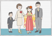 イラスト:2分の1成人式の記念撮影をする家族(左から、6歳くらいの男の子、母、10歳の女の子、父)。