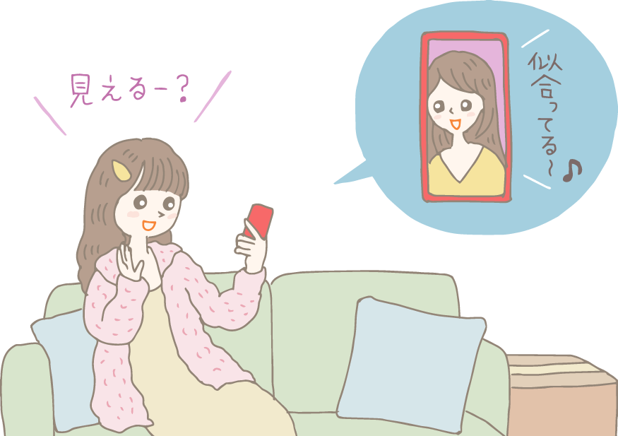 イラスト：一人暮らしの部屋のソファで、プレゼントのルームウェアに着替えて贈り主の女友達と楽しげにビデオ通話する女性。