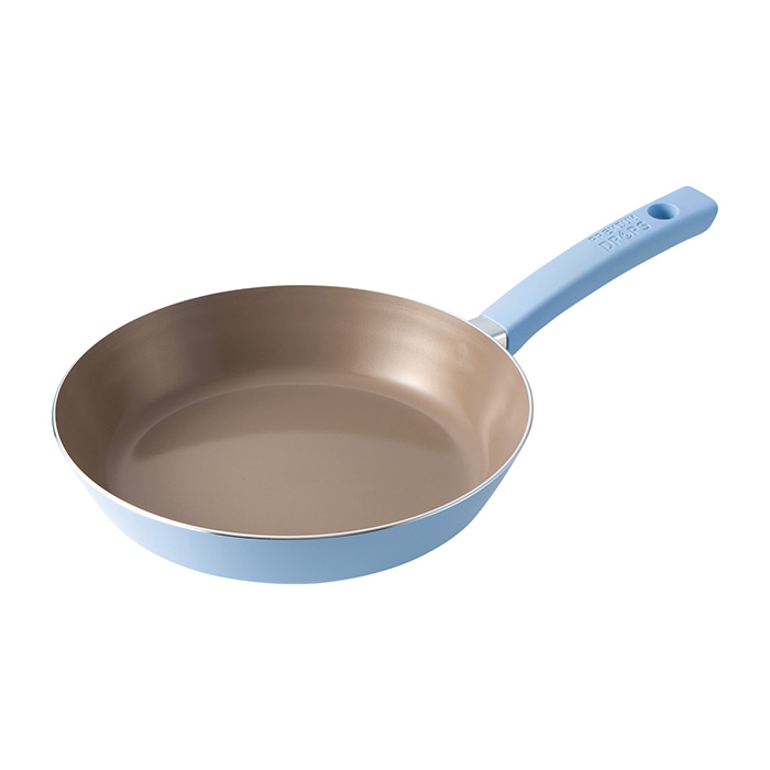 毎日の料理に欠かせない調理器具であるフライパンは、ストレス無く使いたいもの。このフライパンは、特殊技術によりフッ素樹脂を均一に塗装しており、こびりつきにくいだけでなく、熱ムラも少なく均一に焼き目を付け