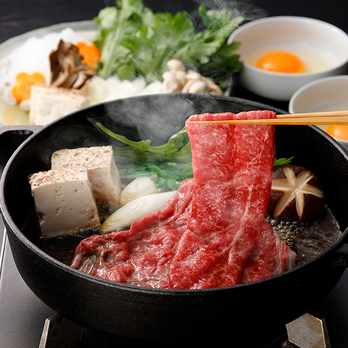 明治27年創業の〔総本家 肉の大橋亭〕が厳しい目で選んだ地元・京都の黒毛和牛「京の肉」のモモ肉をすき焼用にスライスしてお届けします。肉質はきめが細かく、しつこさを感じさせない脂身もおいしさのポイントで