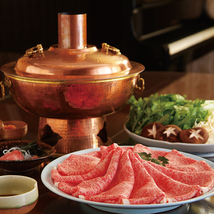 大和榛原牛を堪能できる老舗肉料理店〈うし源本店〉。吟味されたサーロインを使用したしゃぶしゃぶコース、霜降りのサーロインと赤身の希少部位イチボ2種類を味わえるステーキコース、赤身を代表するフィレ肉とモモ