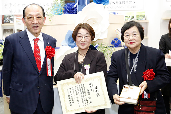 永年勤続表彰部門優秀賞：久保田　俊子様と芳賀 久枝氏、東海林秀典社長